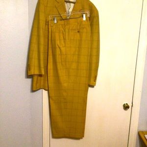 Mens gently worn gold Steve Harvey suit.